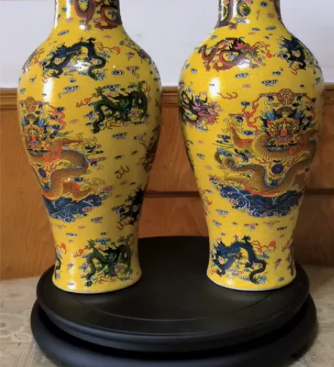 黄地龙纹梅瓶，两只花瓶龙纹不一样，每一只花...
