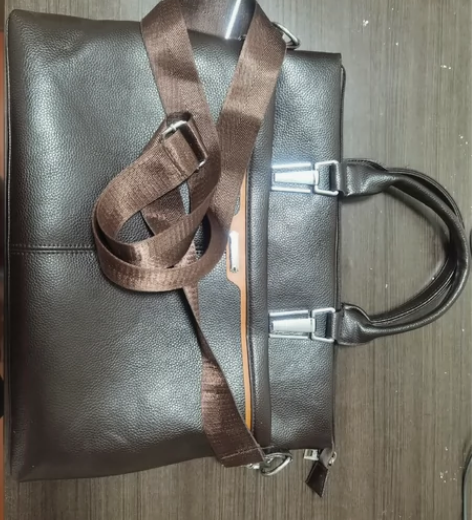 软皮男包，深棕色，手测尺寸38*27*5，...