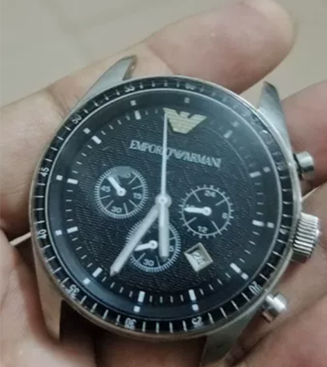 阿玛尼手表！机芯不错！正常使用！屏幕上有一...