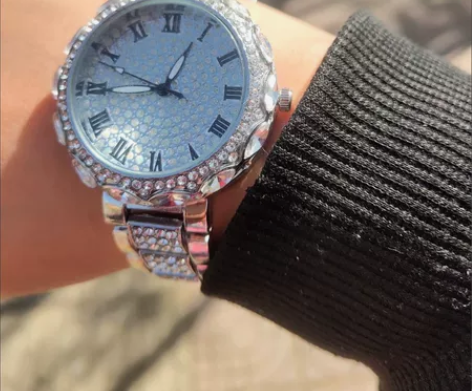 (亏本处理)全新满钻女生手表，阿玛尼满天星...