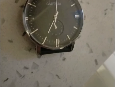 两针半石英男表，走时精准。钢壳皮带。表径4...