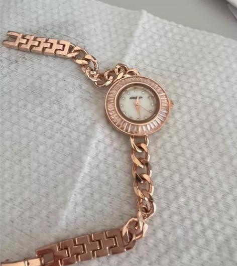 淘宝insw旗舰店买的手表，当时觉得样式特...