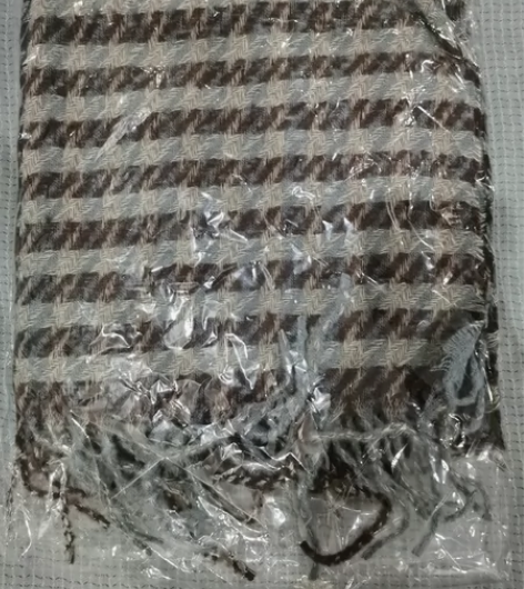 包邮出全新千鸟格围巾，很软糯，手感摸着含羊...