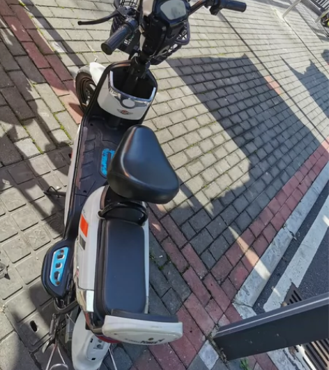 典鸽电动车，八层新，4812，满电25公里...