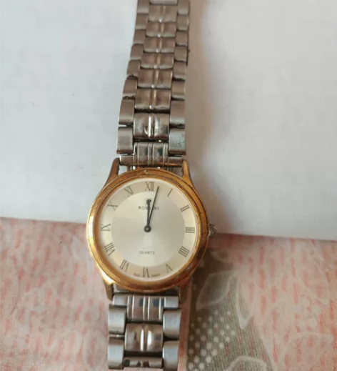 罗西尼手表。多年未用，电池早就没电了。表背...