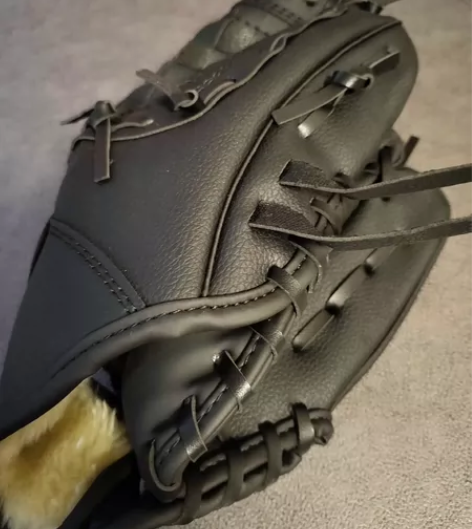 几乎全新的棒球棍和手套 没怎么用过 感兴趣的话点“我想要”和... 几乎全新的棒球棍和手套 没怎么用过 感兴趣的话点“我想要”和...