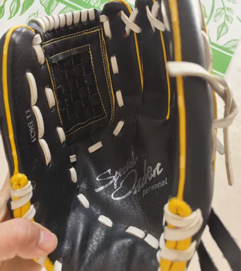 棒球手套 孩子以前上棒球课用的，当时买来花...