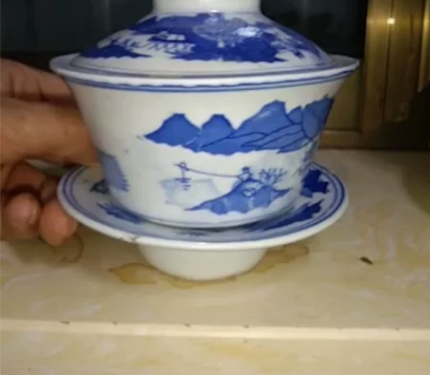 一只七八十年代的老青花盖碗，底款为中国江西...