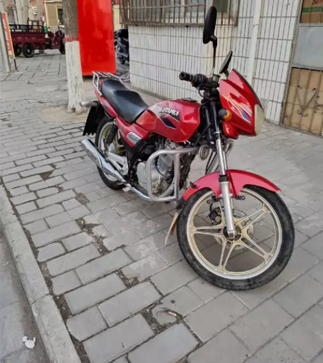铃木钻豹125摩托车，两万公里数，新电瓶，...