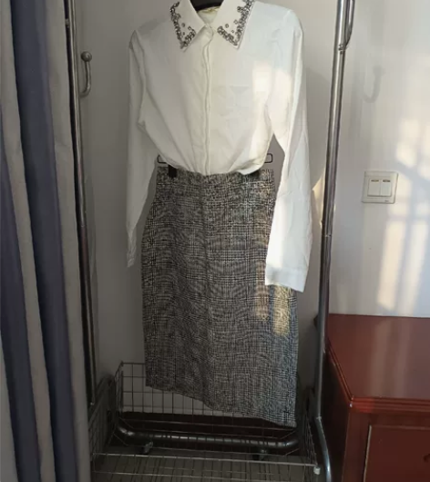 白色长袖衬衫,重工镶钻,中长款千鸟格半身裙...