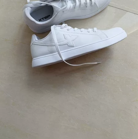 男士白色板鞋，正品小白鞋，新旧如图，穿过1...