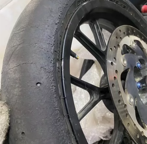 阿普利亚GPR125/150前轮带有倍耐力...