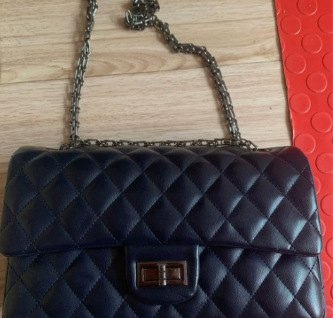 深蓝色包包，质量很好，快来领走吧 感兴趣的...