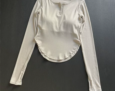 带胸垫瑜伽服透气舒适运动上衣柔软高弹显瘦健...