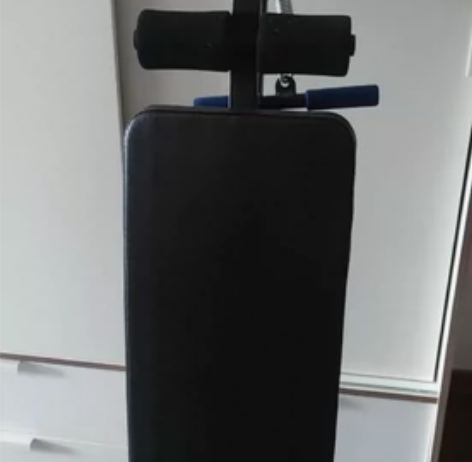 仰卧起坐锻炼器。成色不错，前端两个胶套有损...