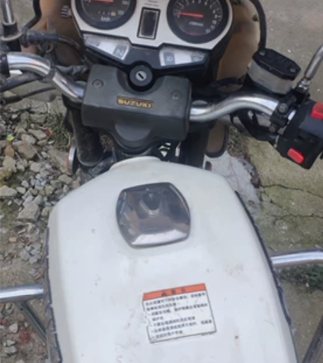 自用铃木钻豹125摩托车,八成新左右,车况...