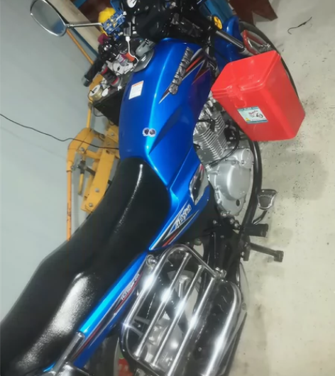 17年铃木钻豹125审车到25年保险到8月...