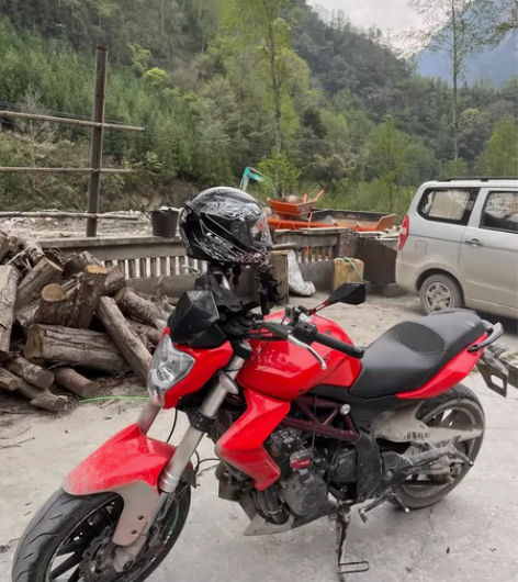 黄龙300，动力劲爆，很喜欢摩托车，但是没...