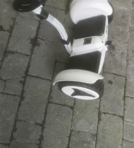 领奥两轮平衡车一台，正常运行，需要的可自提...