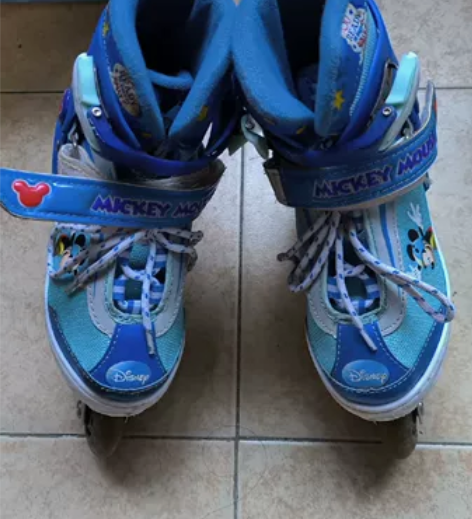 8成新，只穿过两次，蓝色3-5岁溜冰鞋，原...