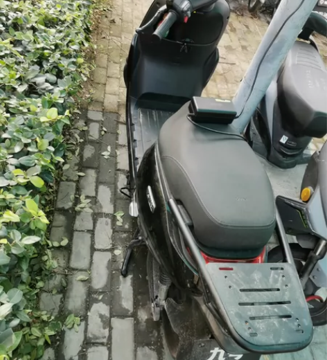 儿童电动四轮车，有遥控器，便宜出了有充电器...