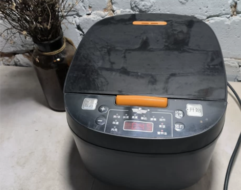七八成新左右先科智能电饭煲便宜卖，品相如图...