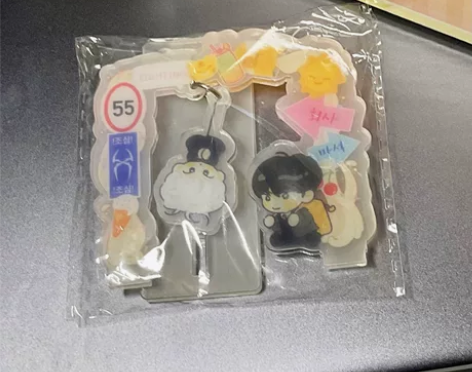 【捆出】权顺荣 秋千立牌 原价捆出 捆卡在...