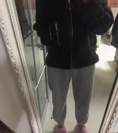 浅灰色，加绒运动，裤脚收口 感兴趣的话点“...