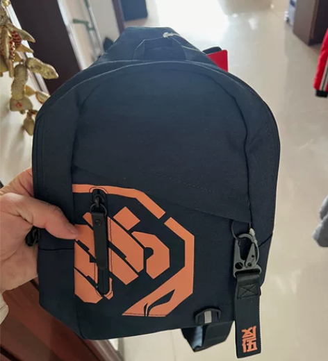 李宁反伍斜挎包 买来了不好看，朋友送了一个...