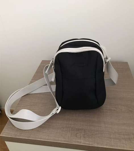 李宁斜跨包 九成新。闲置转让。二手。包邮。...