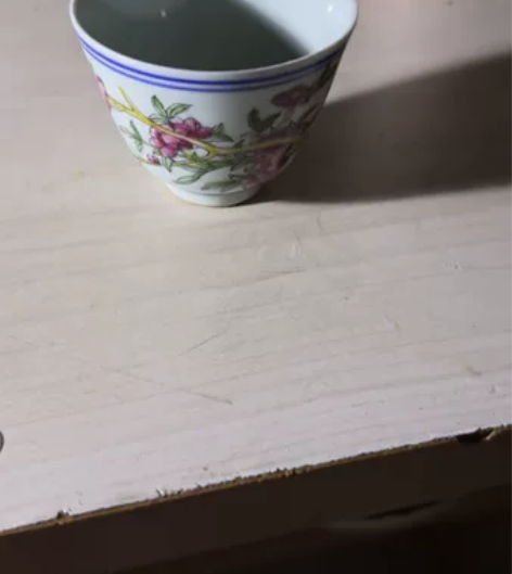 一个手绘的二个黄鹂鸟漂亮至极。品相完整无瑕...