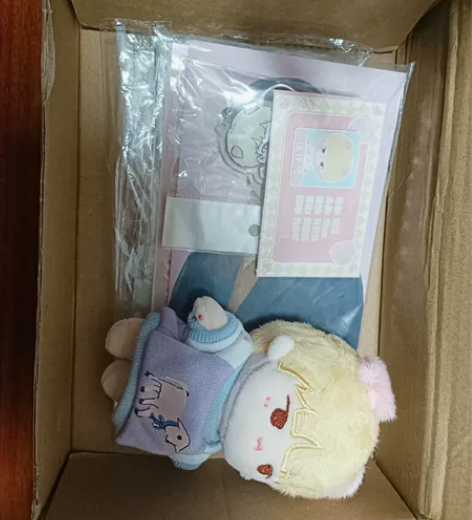 周震南属性10cm娃娃，99新，送很多礼物...