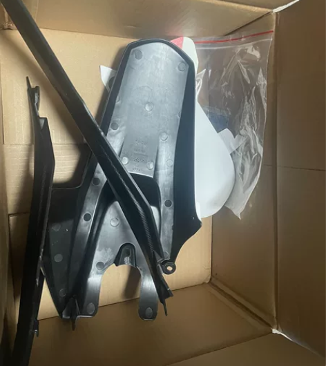 gpr150配件:两个侧盖,后挡泥板,机油...