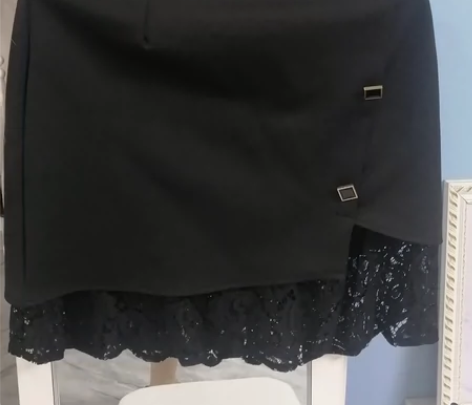 转售黑色包臀一步裙，下摆蕾丝边，后腰有松紧...