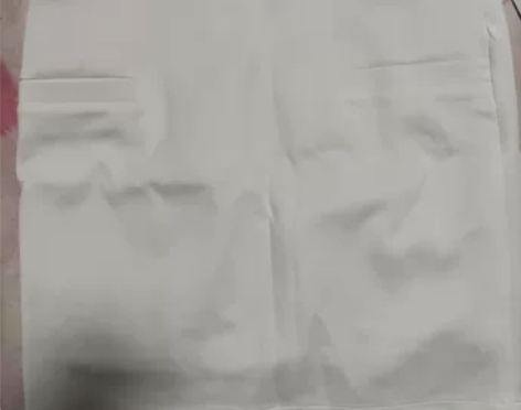 白色一步裙，全新，吊牌还在，蹭了一点点脏，...