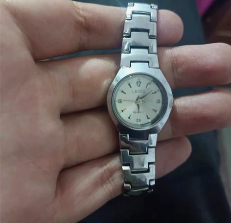 摆摊收的LIKEU手表，成色9成新，时间精...