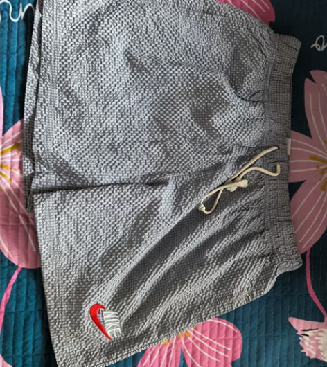 两件短裤一起,二手物品售出不退不换。 感兴...