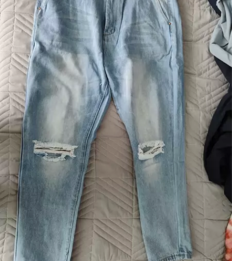 破洞水洗牛仔裤，全新未穿 感兴趣的话点“我...
