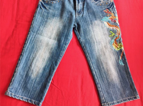 刺绣牛仔七分裤 如图实拍，几乎全新，买来就...