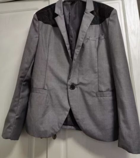 男士小西装一件。买回即闲置，没吊牌但是没穿...