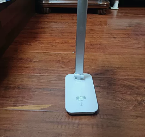 黑白调台灯，保证正品，跟孩子学习桌一起买的...