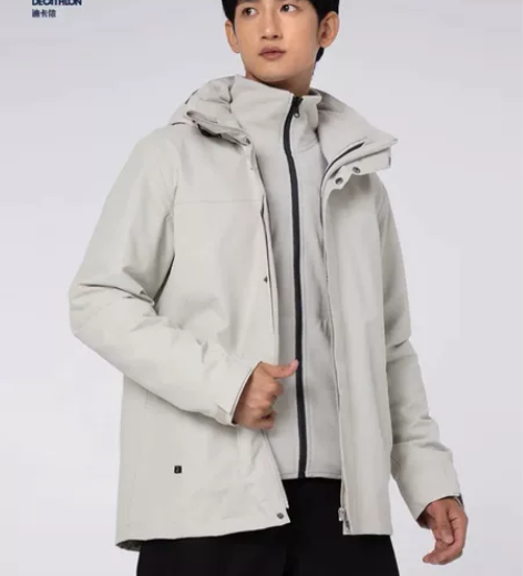 迪卡侬三合一冲锋衣，里面是抓绒内胆。 员工...