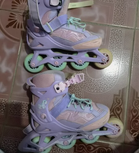 迪卡侬旱冰鞋，鞋号在第三图。买完了也没玩几...