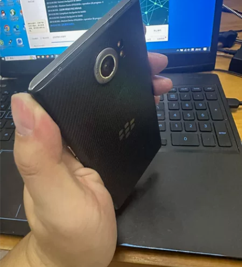 黑莓手机 忘了什么型号了 啥都好使 感兴趣...