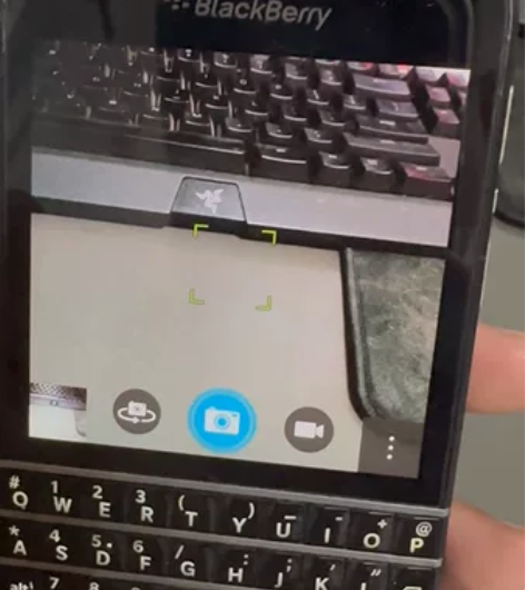 黑莓q10手机一部,可以收藏盘玩,拍照也挺...