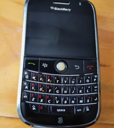 两部手机，一部黑莓9000功能完好，品相照...