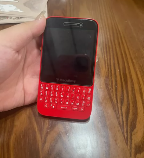 自用黑莓手机 内有软件下载市场 已安装支付...