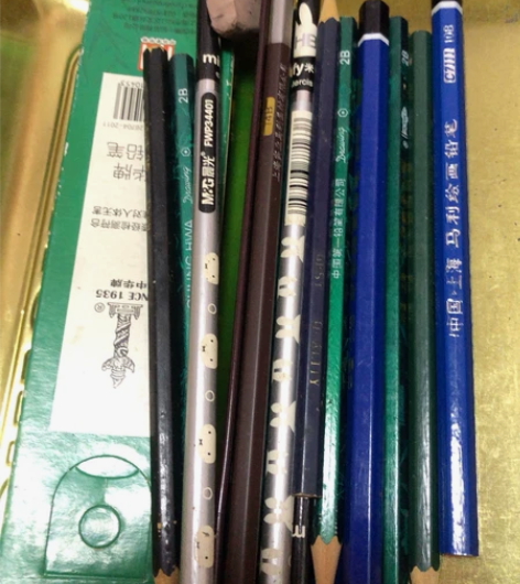 素描铅笔 大概四十多支 包邮出 感兴趣的话...