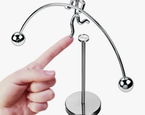 桌面摆件 北欧桌面摆件平衡小铁人牛顿摆球磁...