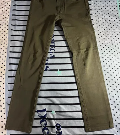 优衣库牛仔裤，m码，修身款，颜色是绿色带点...